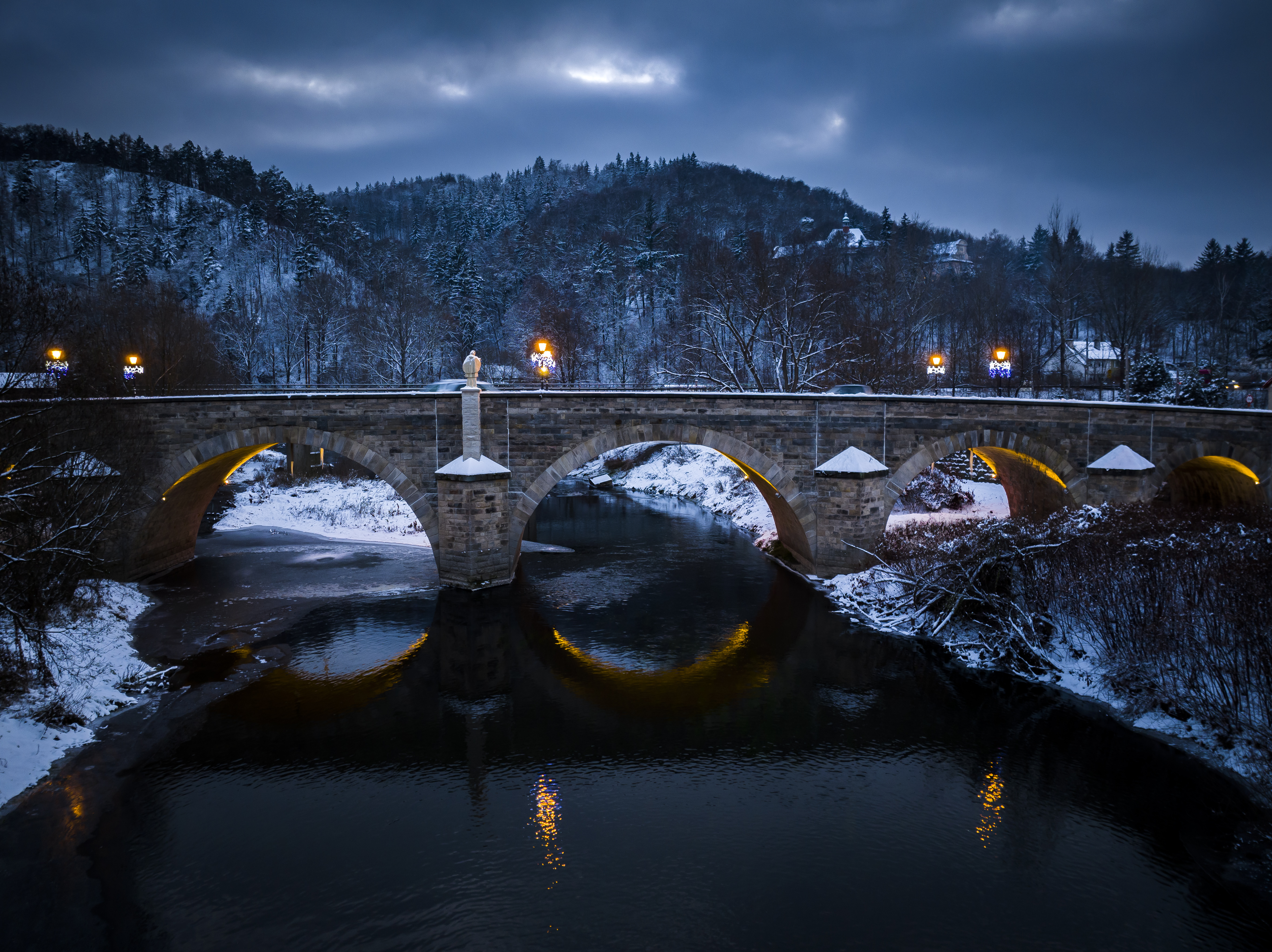Iluminacja mostu w miejscowości Bardo